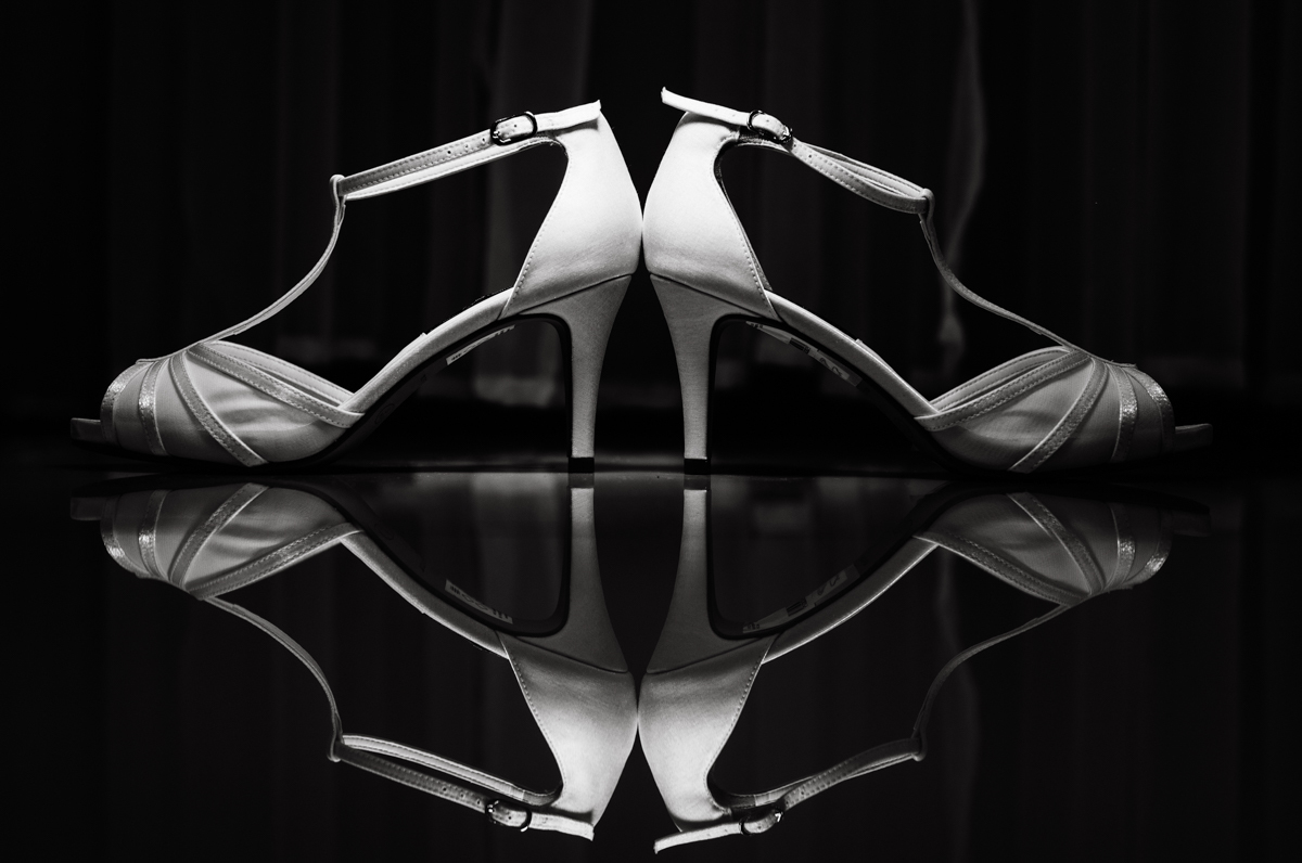 Foto do sapato da noiva, em making of realizado no Estúdio Irma Verdugal, em Nilópolis, RJ. Dia da noiva.