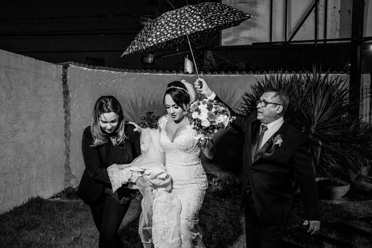 Foto da entrada da noiva em cerimônia de casamento realizada na Casa de Festas Helena Moraes, localizada em Nova Iguaçu, RJ.