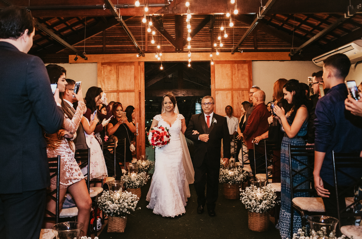 Foto da entrada da noiva em cerimônia de casamento realizada na Casa de Festas Helena Moraes, localizada em Nova Iguaçu, RJ.