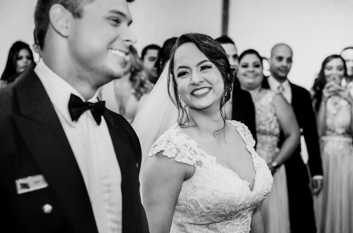 Foto dos noivos em cerimônia de casamento realizada na Casa de Festas Helena Moraes, localizada em Nova Iguaçu, RJ.