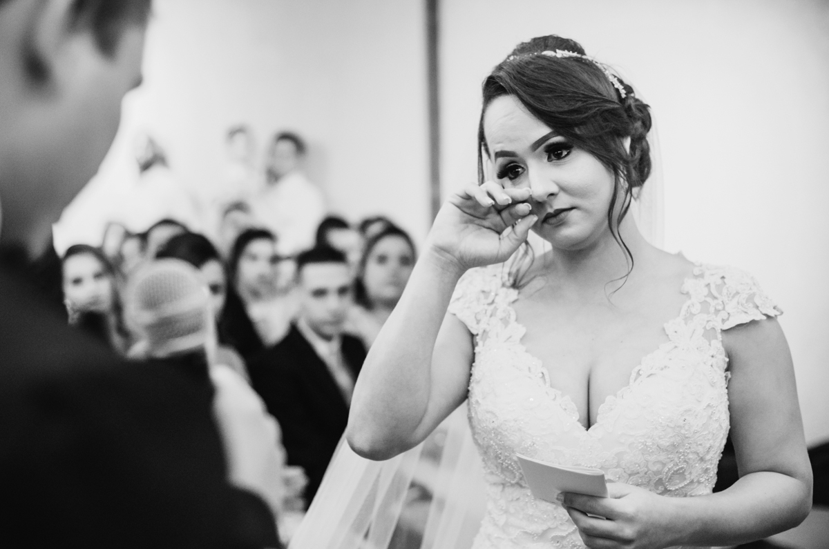 Foto dos noivos em cerimônia de casamento realizada na Casa de Festas Helena Moraes, localizada em Nova Iguaçu, RJ.