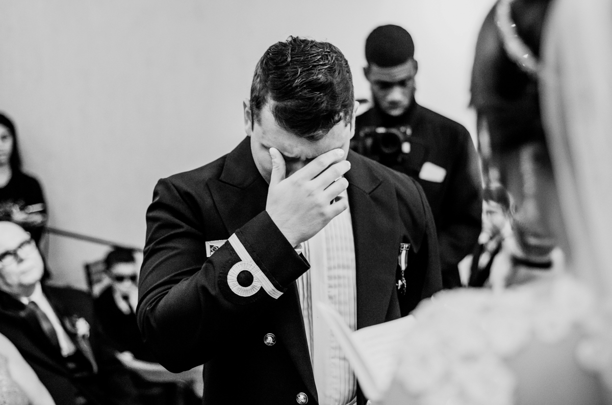 Foto dos noivos em cerimônia de casamento realizada na Casa de Festas Helena Moraes, localizada em Nova Iguaçu, RJ.