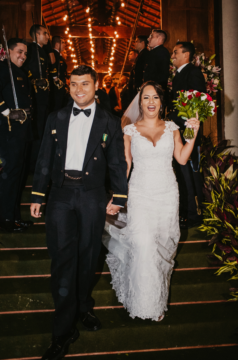 Foto da saída dos noivos em cerimônia de casamento realizada na Casa de Festas Helena Moraes, localizada em Nova Iguaçu, RJ.