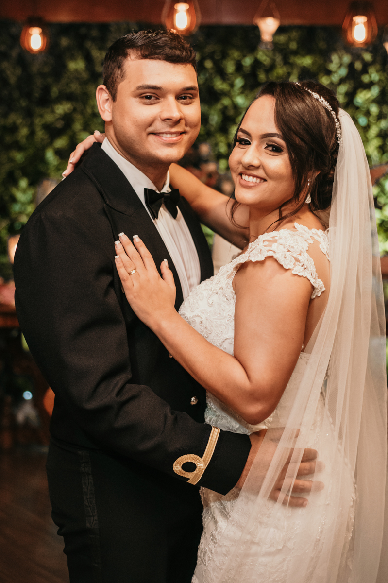 Foto dos noivos em festa de casamento realizada na Casa de Festas Helena Moraes, localizada em Nova Iguaçu, RJ.