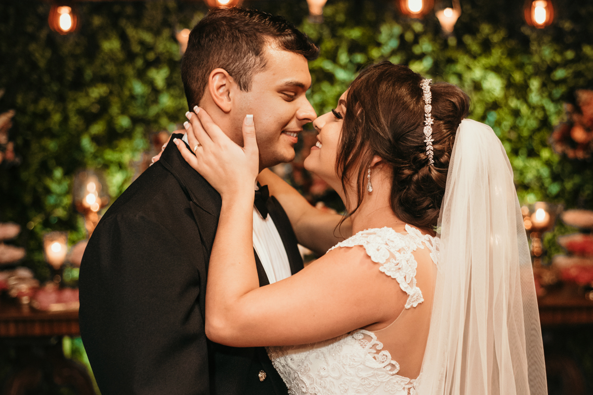 Foto dos noivos em festa de casamento realizada na Casa de Festas Helena Moraes, localizada em Nova Iguaçu, RJ.