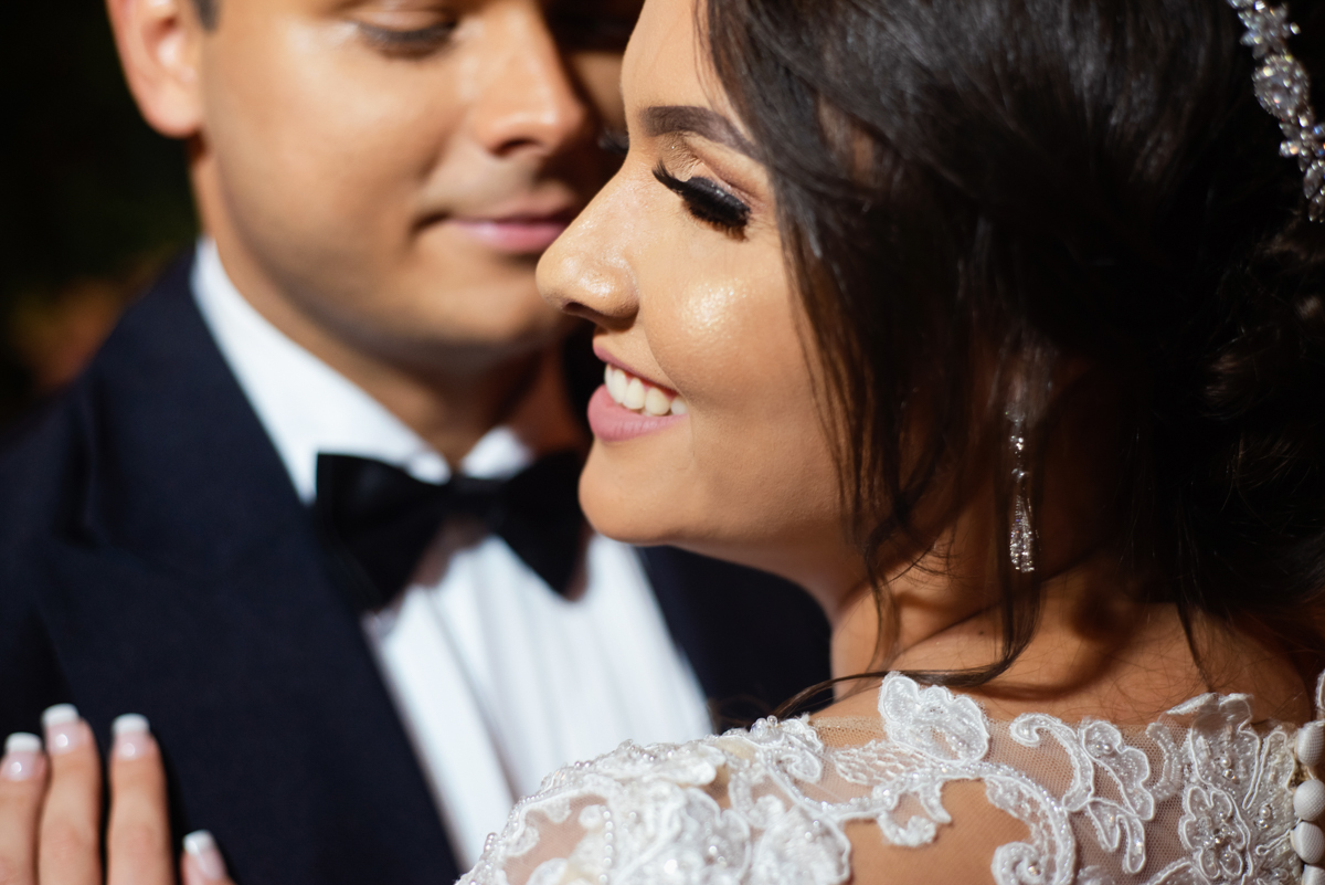 Foto dos noivos em festa de casamento realizada na Casa de Festas Helena Moraes, localizada em Nova Iguaçu, RJ.
