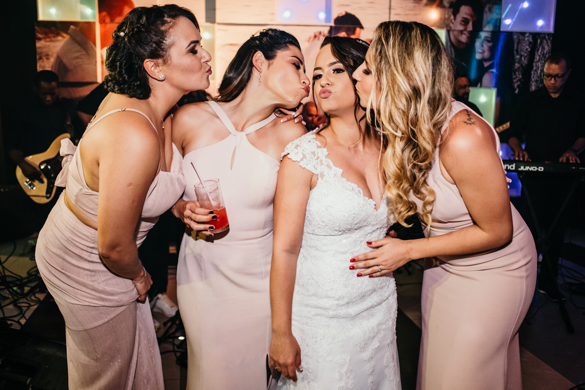 Foto dos noivos e convidados em festa de casamento realizada na Casa de Festas Helena Moraes, localizada em Nova Iguaçu, RJ.