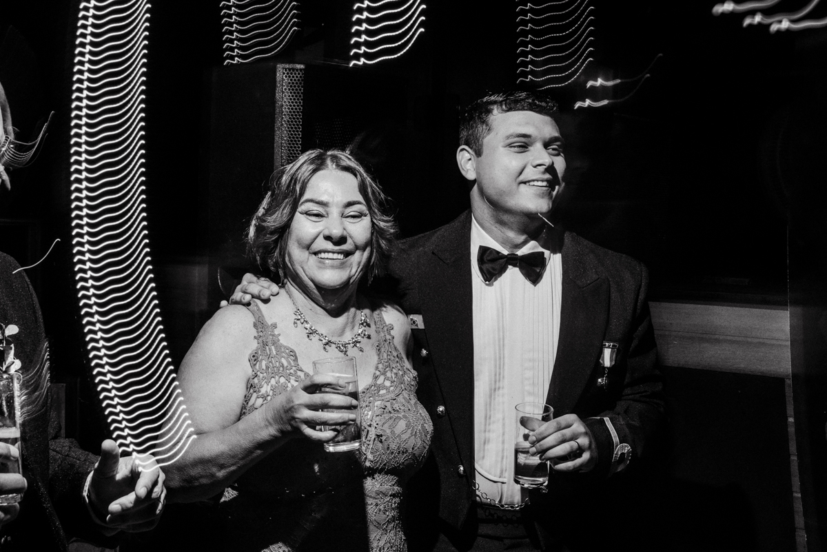 Foto dos noivos e convidados em festa de casamento realizada na Casa de Festas Helena Moraes, localizada em Nova Iguaçu, RJ.