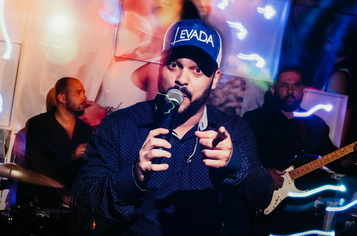 Foto dos noivos e convidados em festa de casamento realizada na Casa de Festas Helena Moraes, localizada em Nova Iguaçu, RJ.