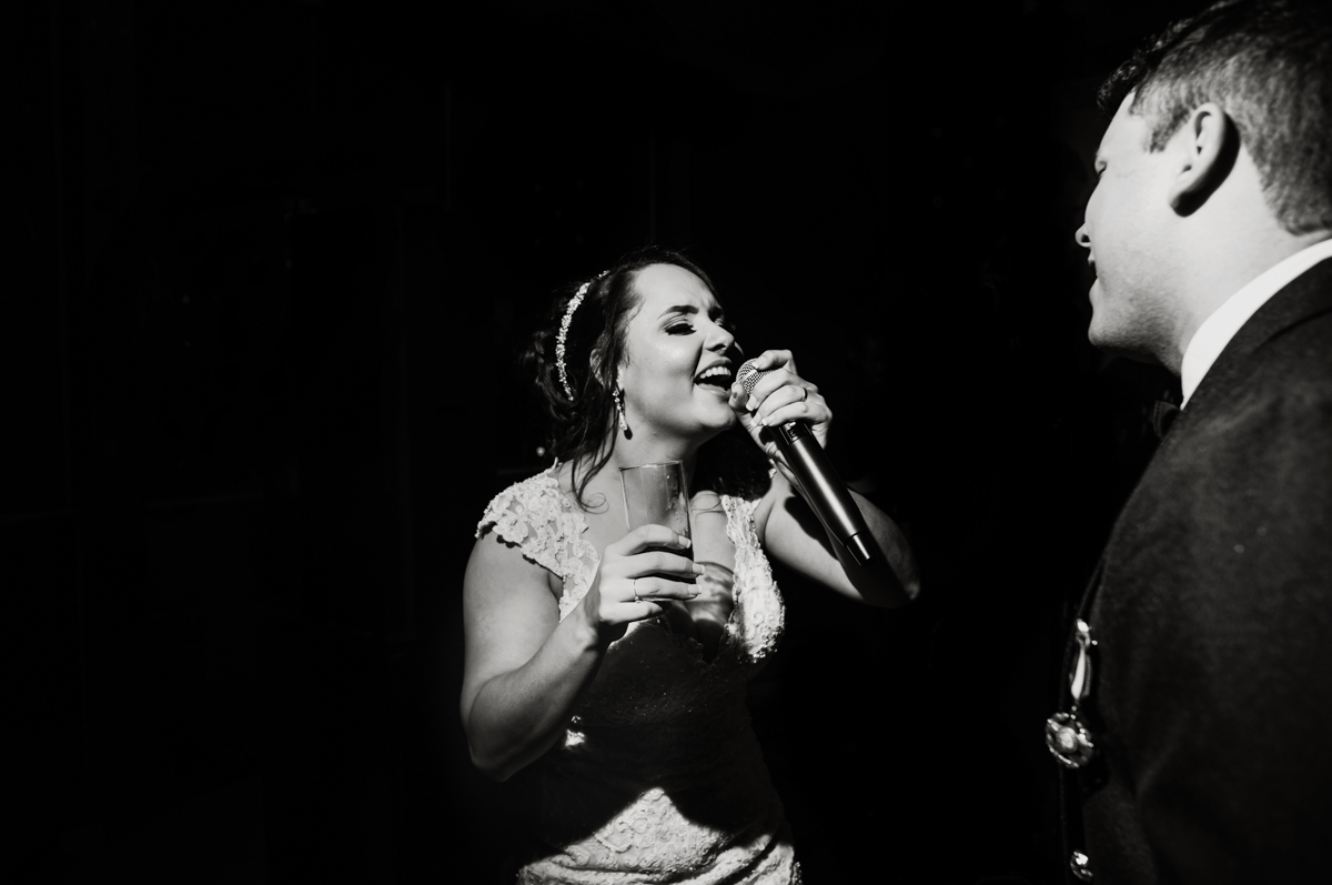 Foto dos noivos e convidados em festa de casamento realizada na Casa de Festas Helena Moraes, localizada em Nova Iguaçu, RJ.