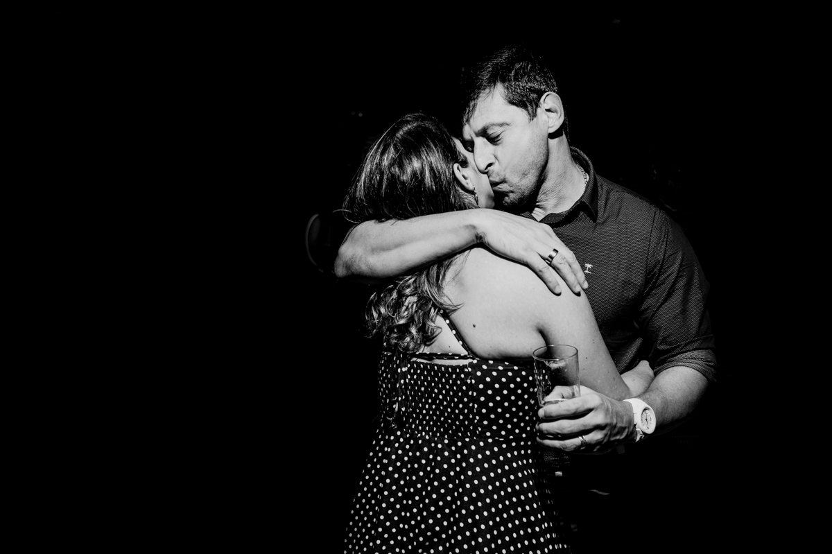 Foto dos noivos e convidados em festa de casamento realizada na Casa de Festas Helena Moraes, localizada em Nova Iguaçu, RJ.