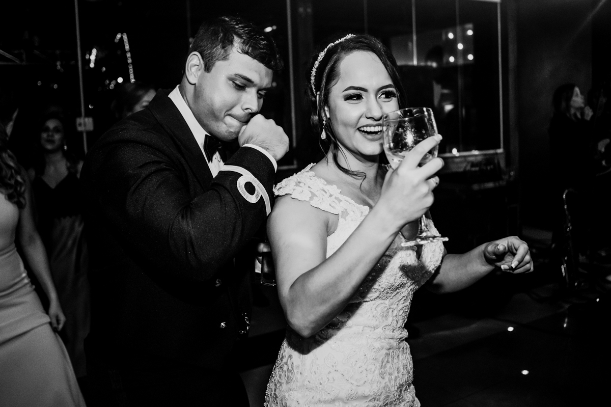 Foto dos noivos e convidados em festa de casamento realizada na Casa de Festas Helena Moraes, localizada em Nova Iguaçu, RJ.