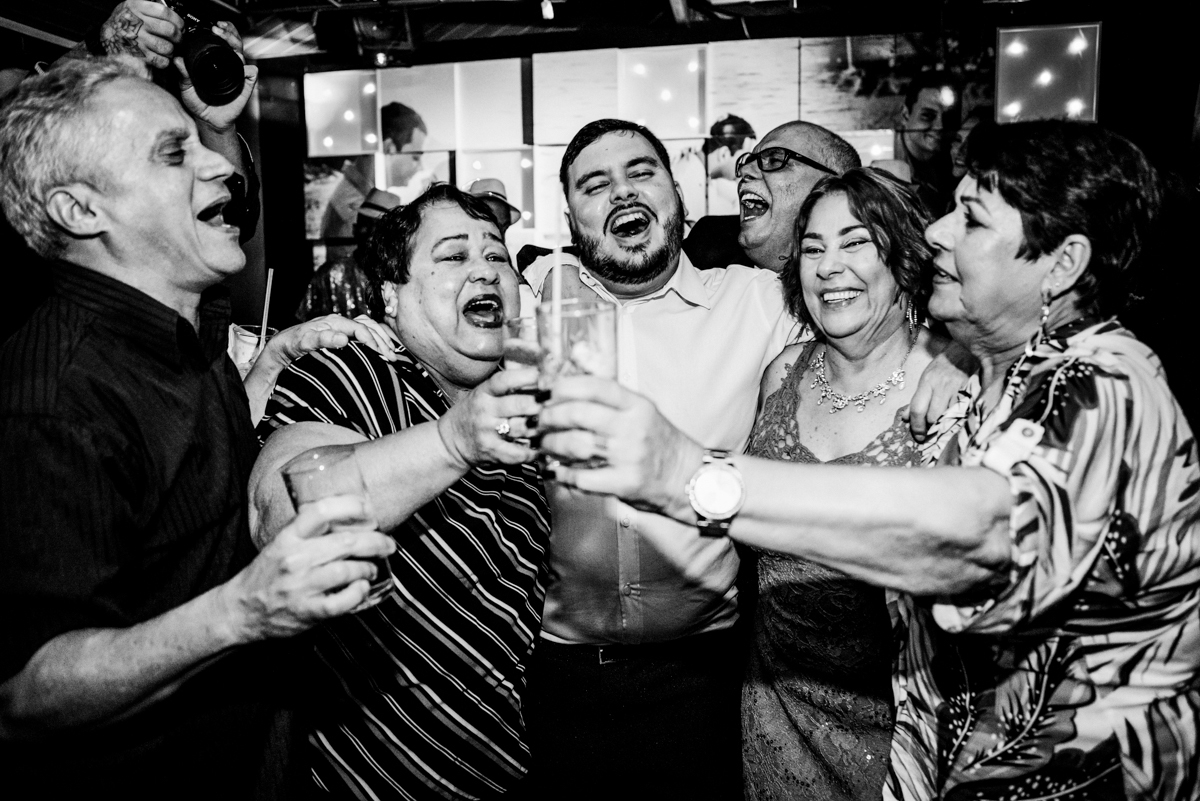 Foto dos noivos e convidados em festa de casamento realizada na Casa de Festas Helena Moraes, localizada em Nova Iguaçu, RJ.