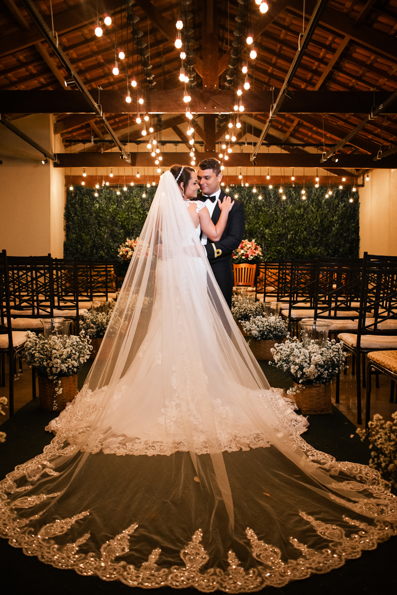 Foto dos noivos em festa de casamento realizada na Casa de Festas Helena Moraes, localizada em Nova Iguaçu, RJ.
