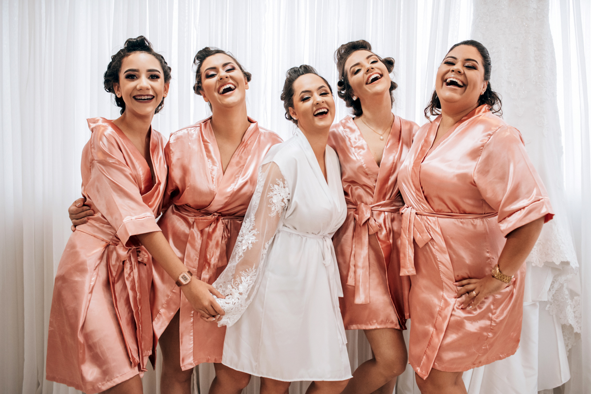 Foto da noiva e madrinhas, em making of realizado no Estúdio Irma Verdugal, em Nilópolis, RJ. Dia da noiva.