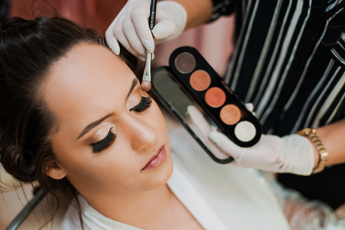 Foto de make da noiva, em making of realizado no Estúdio Irma Verdugal, em Nilópolis, RJ. Dia da noiva.