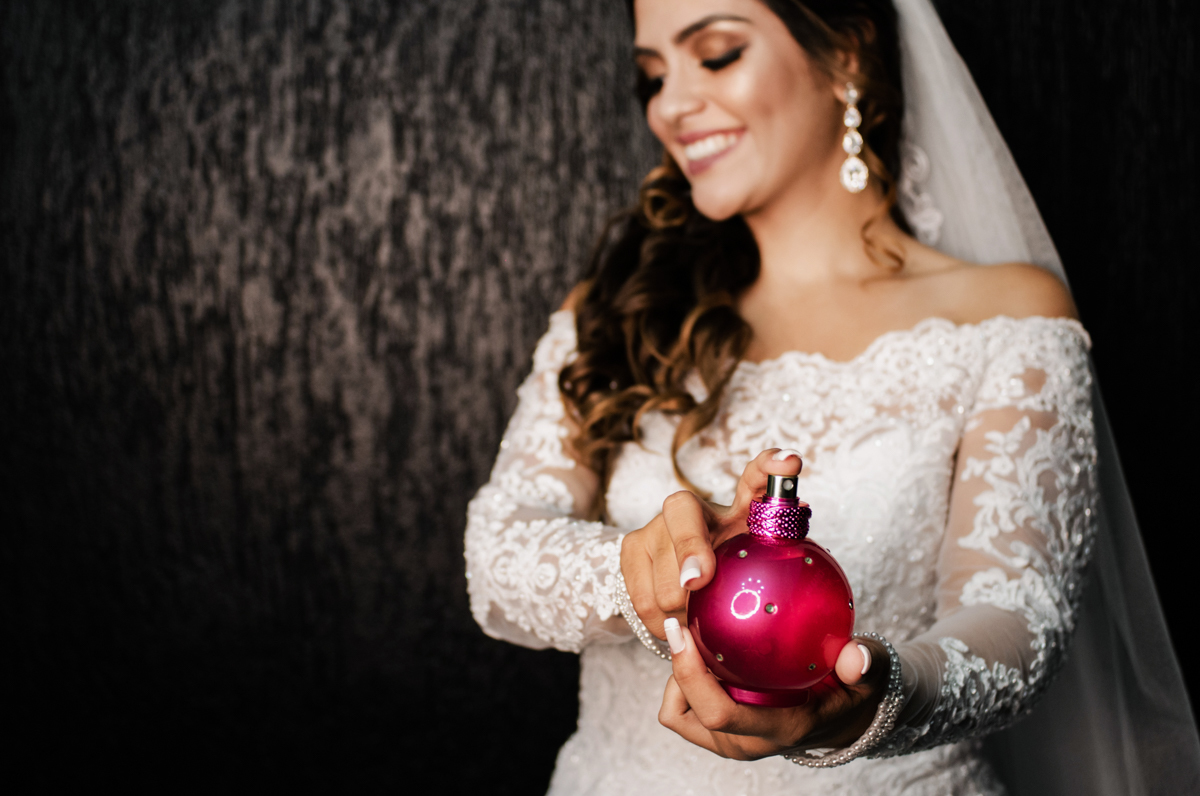 Foto da noiva com seu perfume no Making of realizado no Spa Monique Gracielle Dia da Noiva, em Nova Iguaçu, RJ.