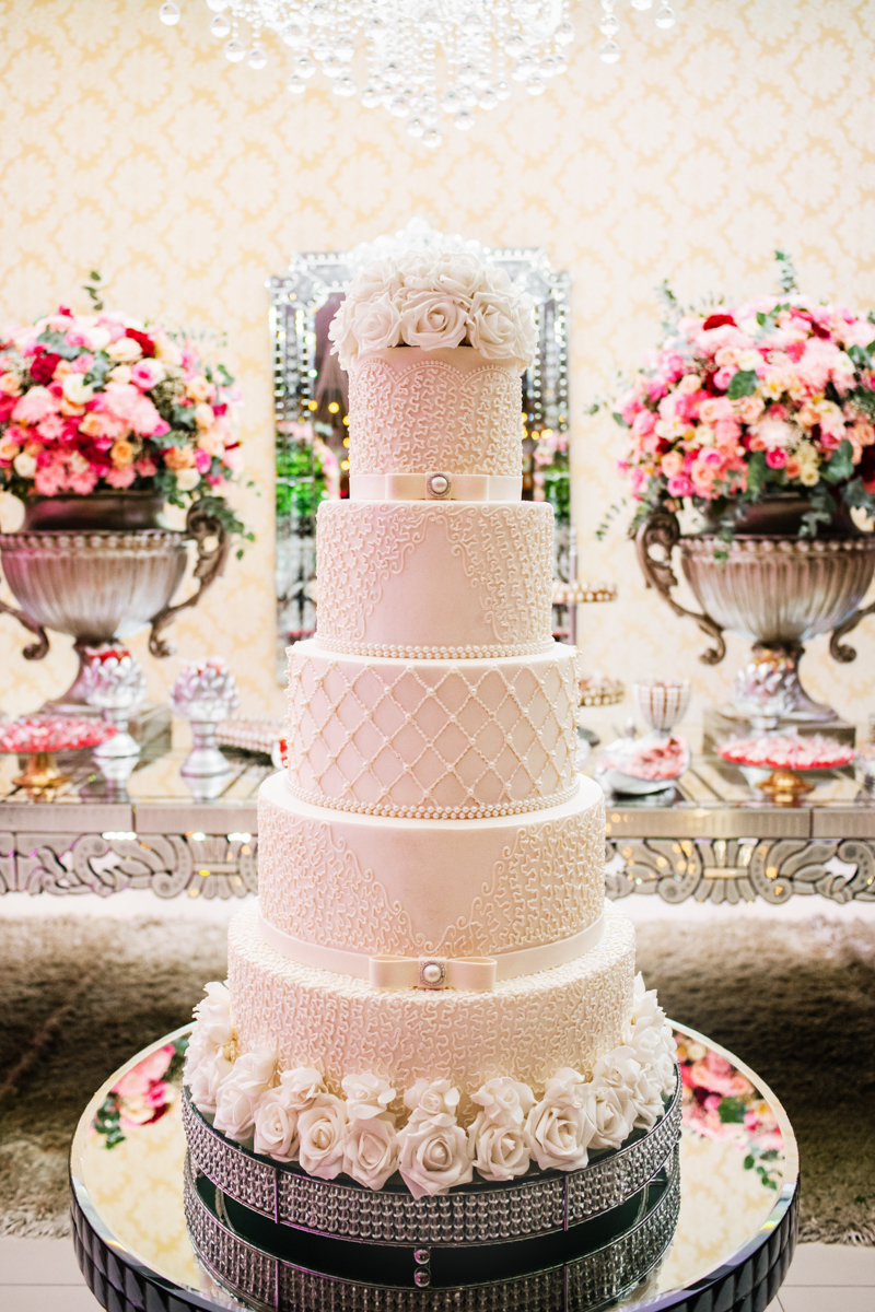 Foto da decoração e bolo de casamento realizado no Espaço 277, em Nova Iguaçu, RJ.