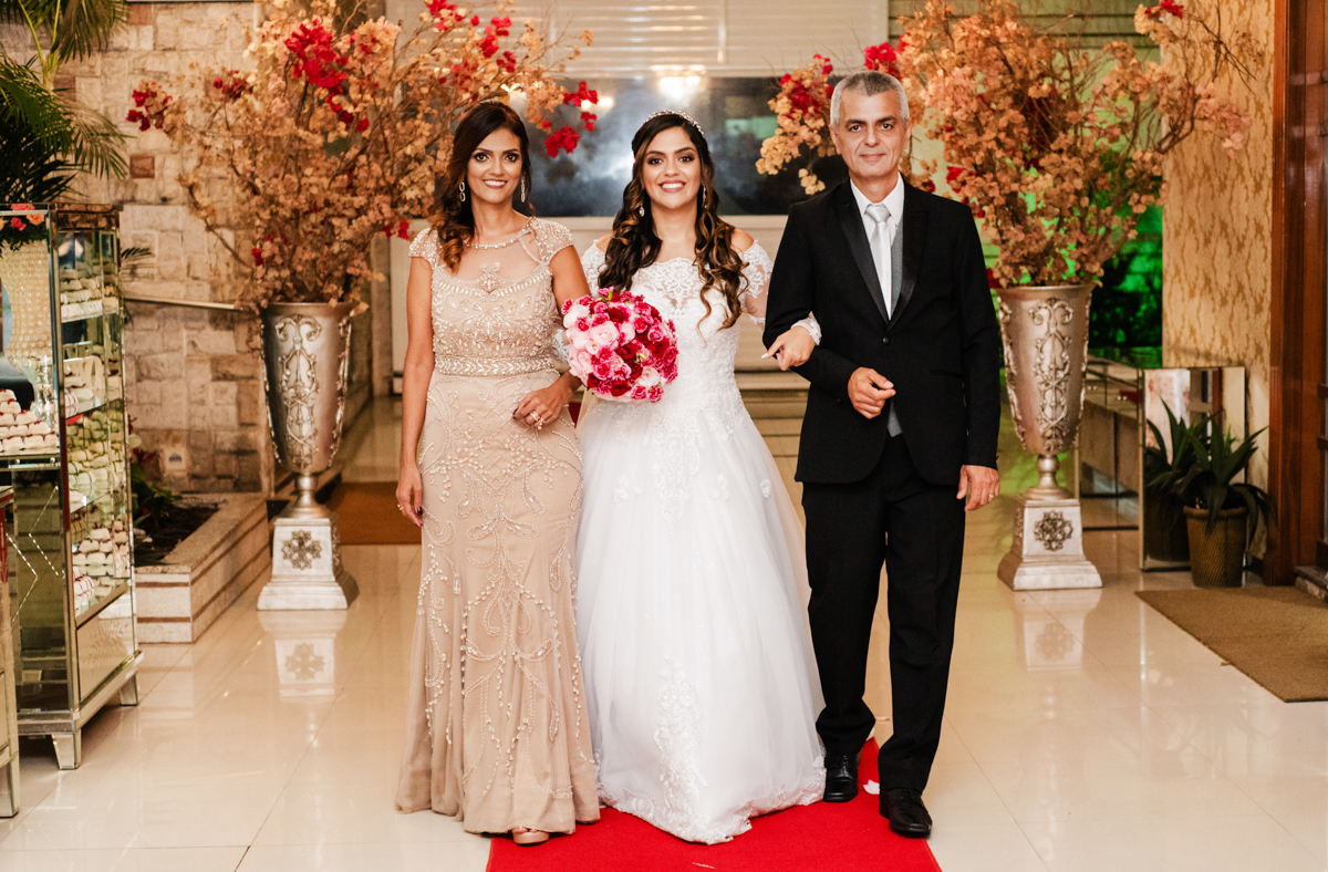 Foto da entrada da noiva em cerimônia de casamento realizado no Espaço 277, em Nova Iguaçu, RJ.