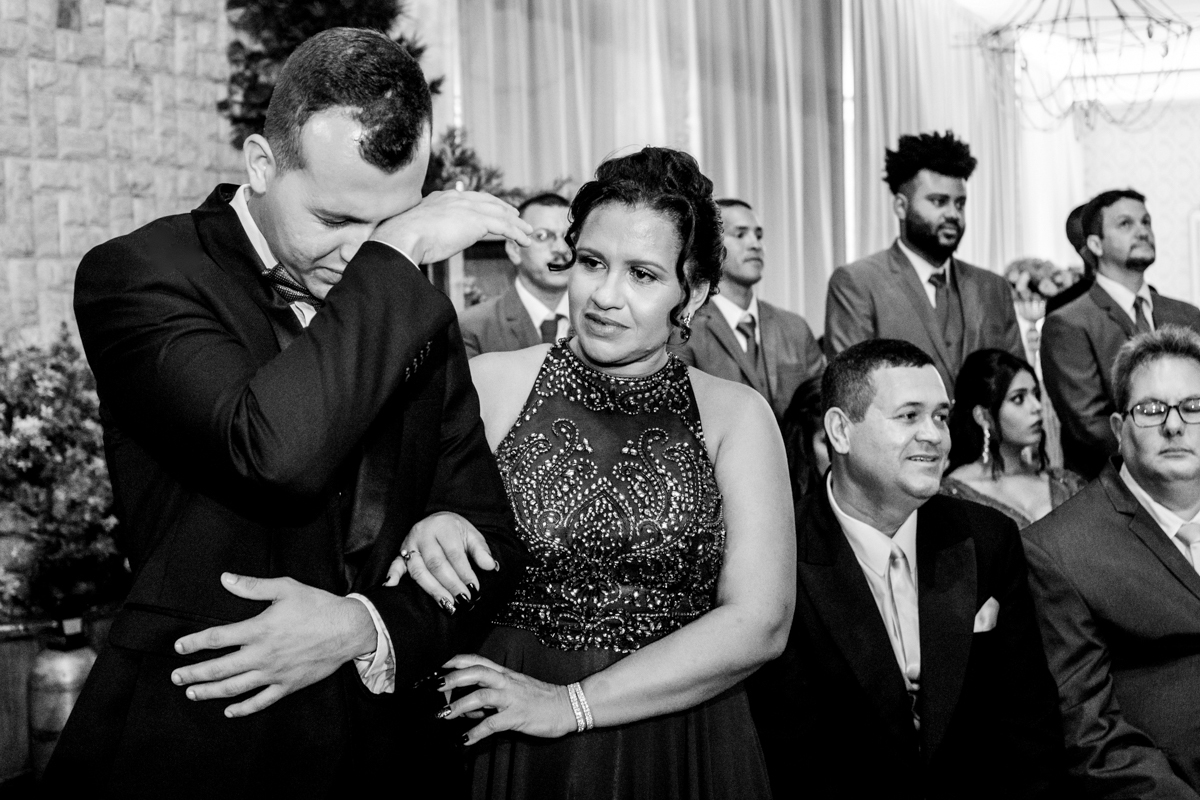Foto da reação do noivo no altar chorando em cerimônia de casamento realizado no Espaço 277, em Nova Iguaçu, RJ.