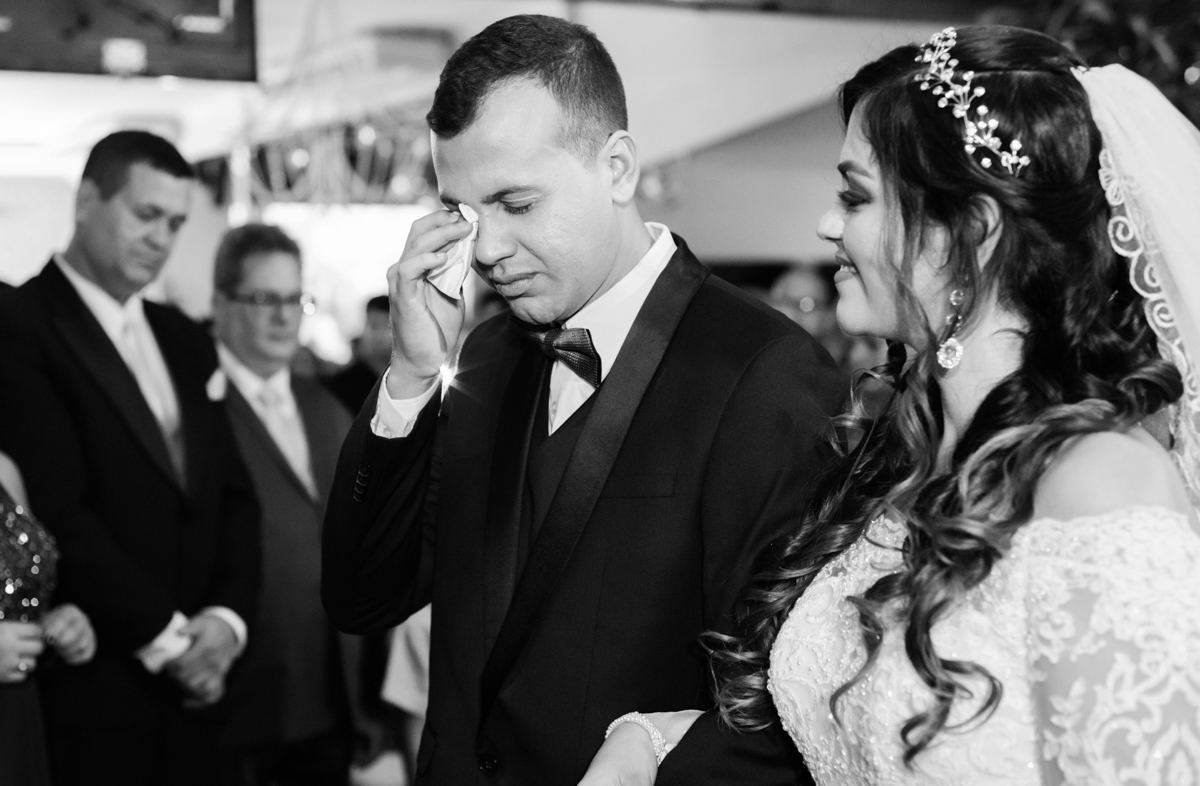 Foto dos noivos no altar chorando em cerimônia de casamento realizado no Espaço 277, em Nova Iguaçu, RJ.
