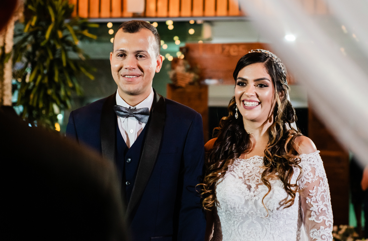 Foto dos noivos no altar em cerimônia de casamento realizado no Espaço 277, em Nova Iguaçu, RJ.