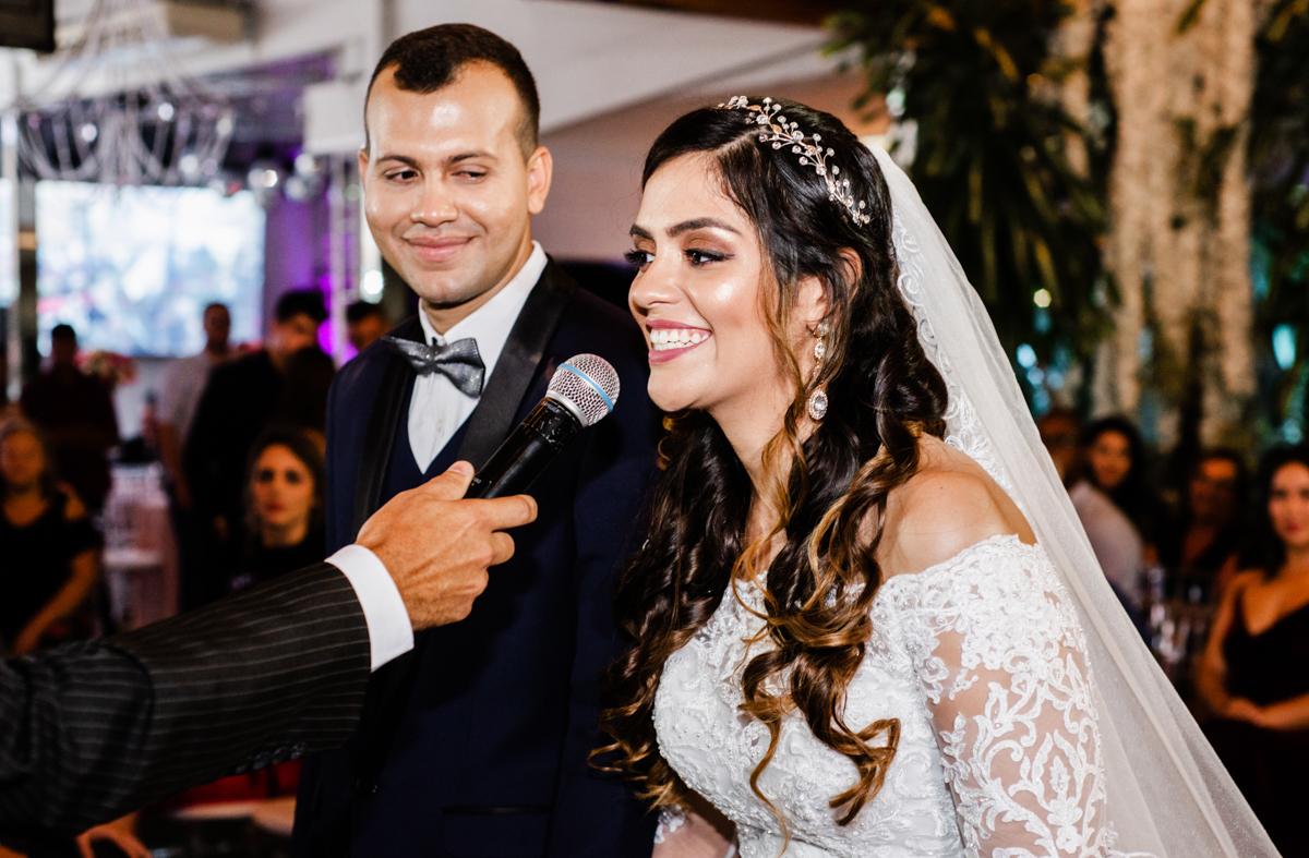 Foto dos noivos no altar em cerimônia de casamento realizado no Espaço 277, em Nova Iguaçu, RJ.