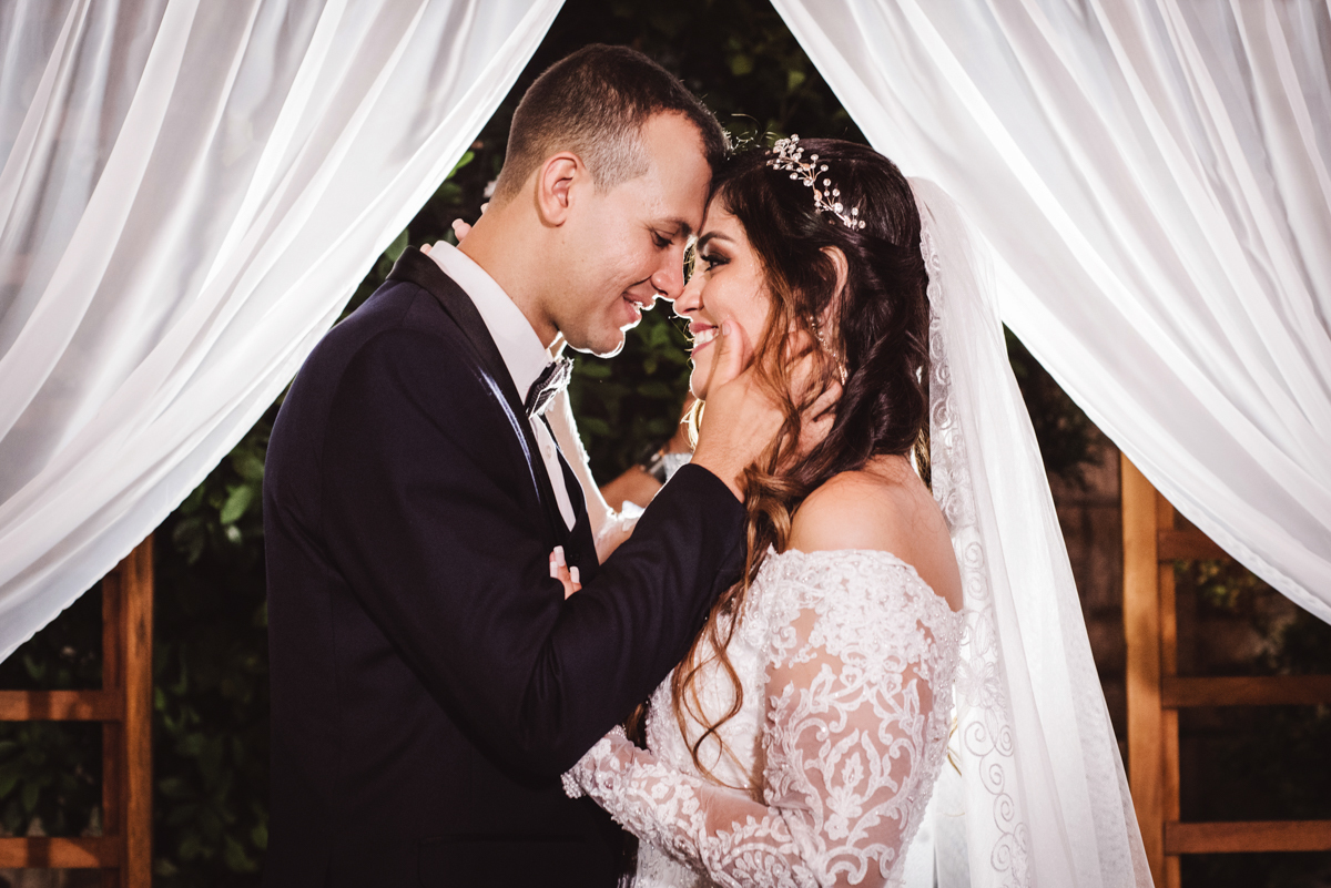 Foto dos noivos  em festa de casamento realizada no Espaço 277, em Nova Iguaçu, RJ.