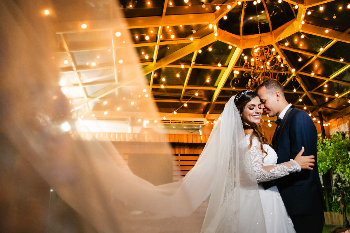 Foto dos noivos  em festa de casamento realizada no Espaço 277, em Nova Iguaçu, RJ.