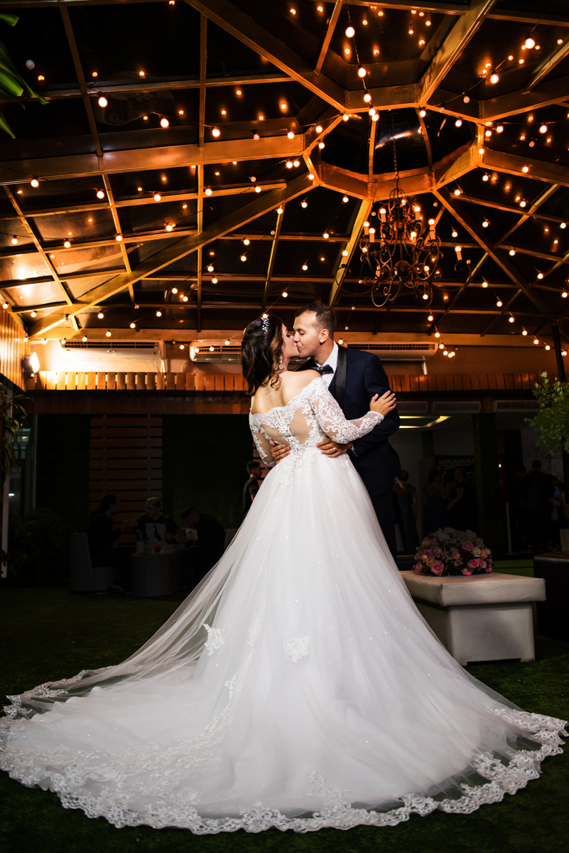 Foto dos noivos  em festa de casamento realizada no Espaço 277, em Nova Iguaçu, RJ.