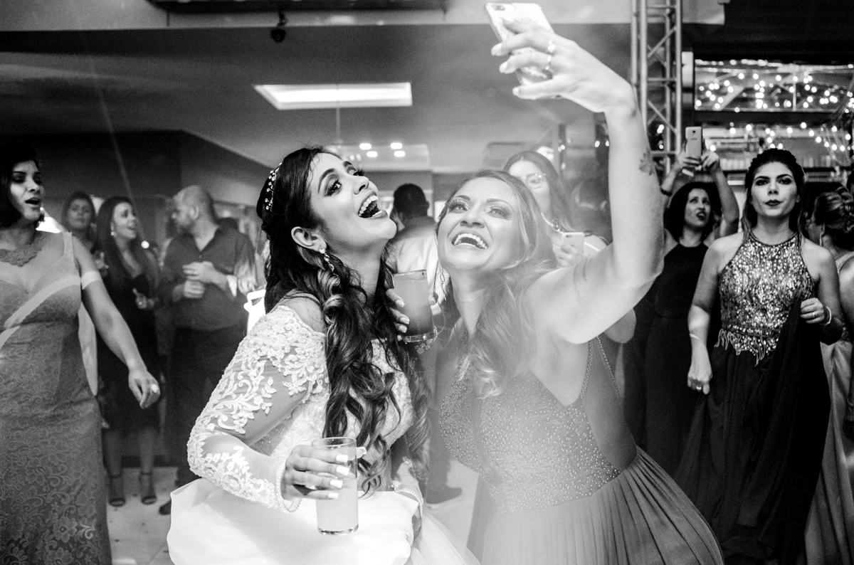 Foto dos noivos e convidados na pista de dança  em festa de casamento realizada no Espaço 277, em Nova Iguaçu, RJ.