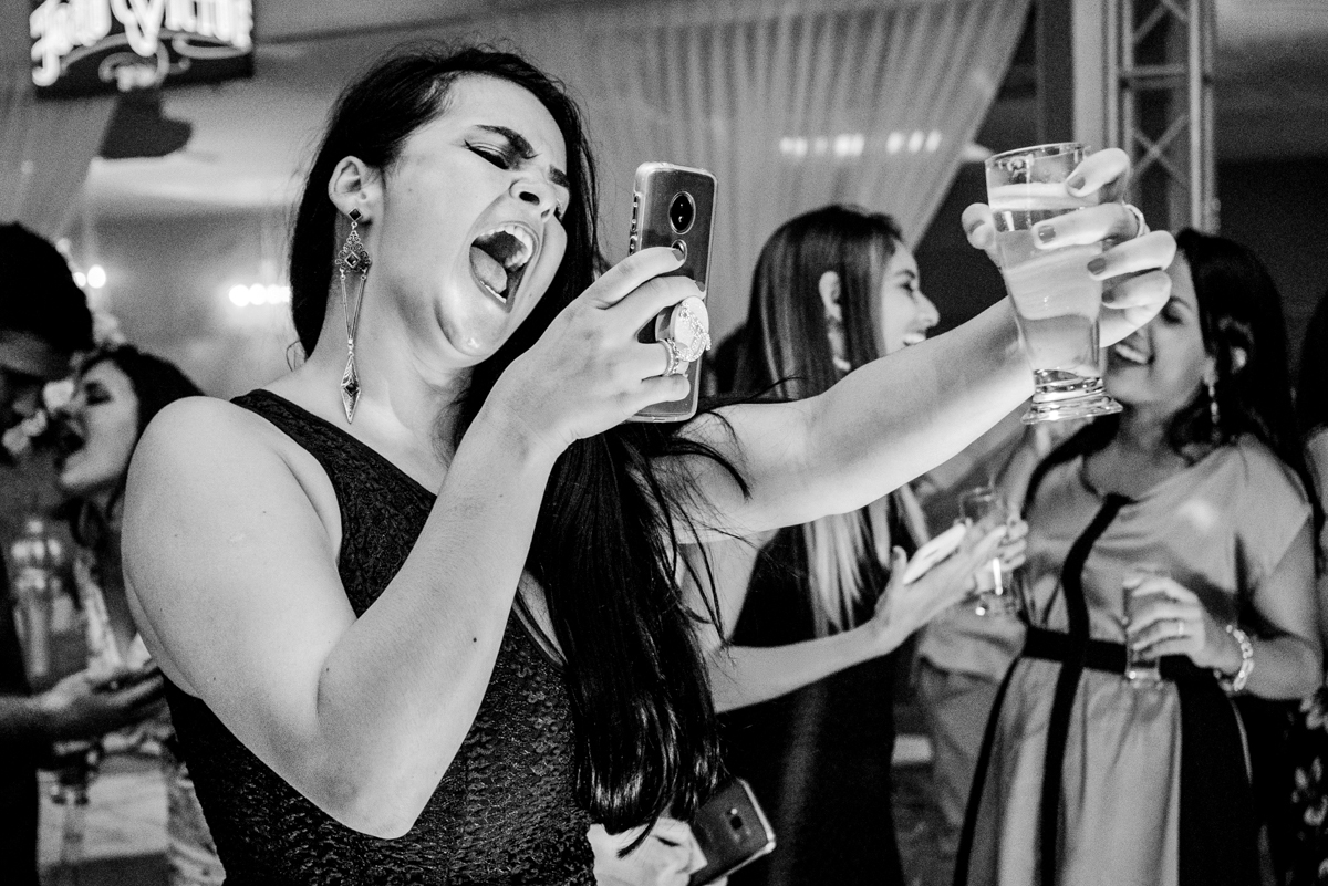 Foto dos noivos e convidados na pista de dança  em festa de casamento realizada no Espaço 277, em Nova Iguaçu, RJ.