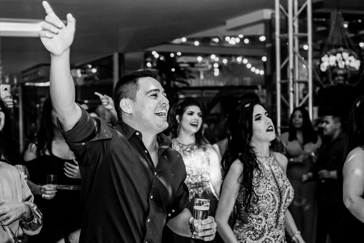Foto dos noivos e convidados na pista de dança  em festa de casamento realizada no Espaço 277, em Nova Iguaçu, RJ.