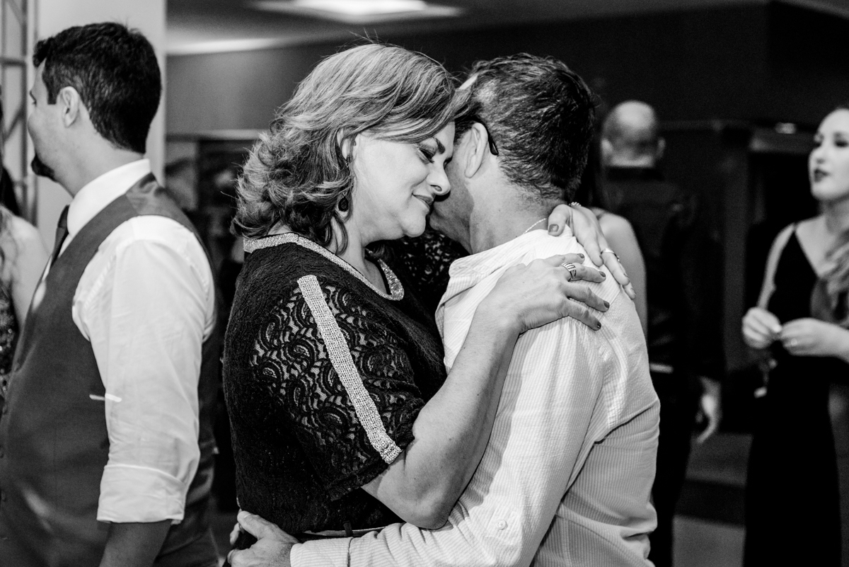 Foto dos noivos e convidados na pista de dança  em festa de casamento realizada no Espaço 277, em Nova Iguaçu, RJ.