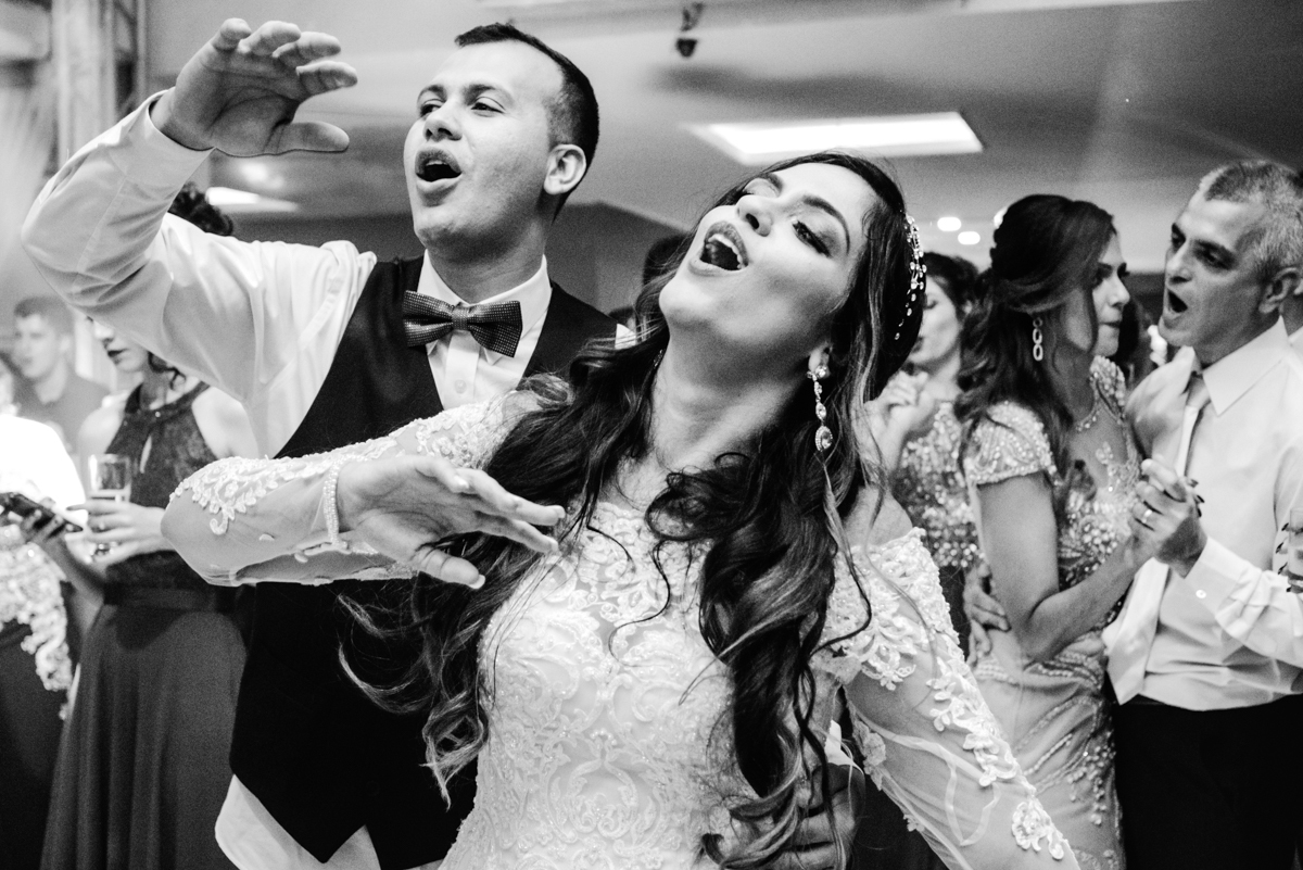Foto dos noivos e convidados na pista de dança  em festa de casamento realizada no Espaço 277, em Nova Iguaçu, RJ.