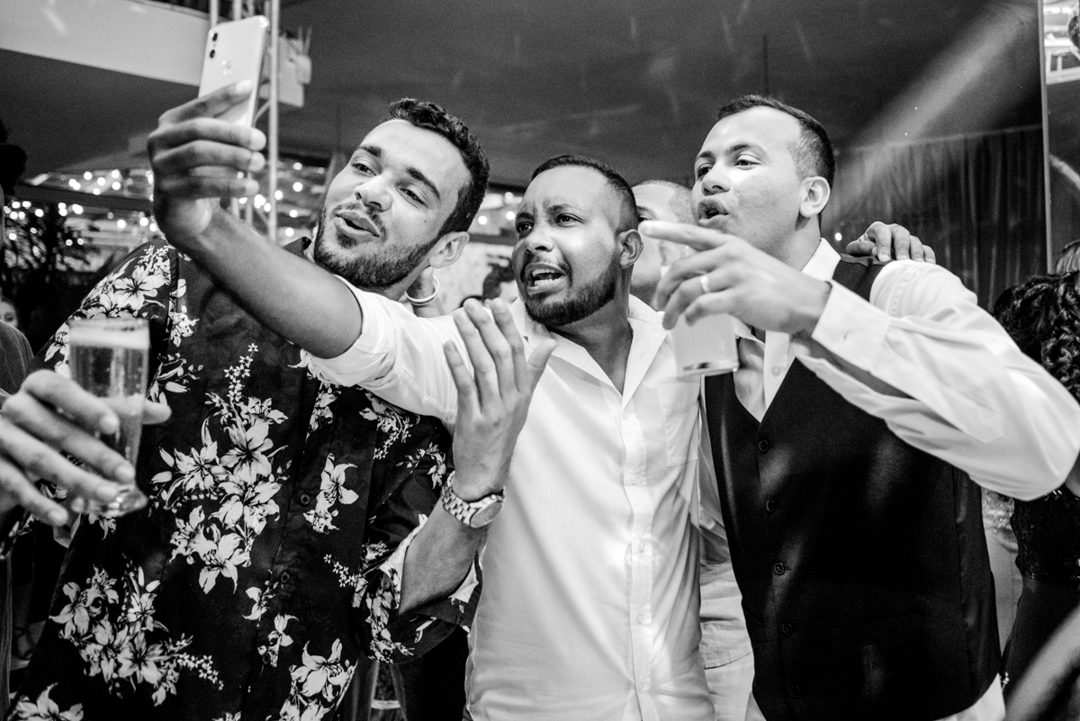 Foto dos noivos e convidados na pista de dança  em festa de casamento realizada no Espaço 277, em Nova Iguaçu, RJ.