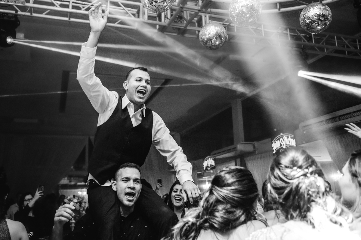 Foto dos noivos e convidados na pista de dança  em festa de casamento realizada no Espaço 277, em Nova Iguaçu, RJ.