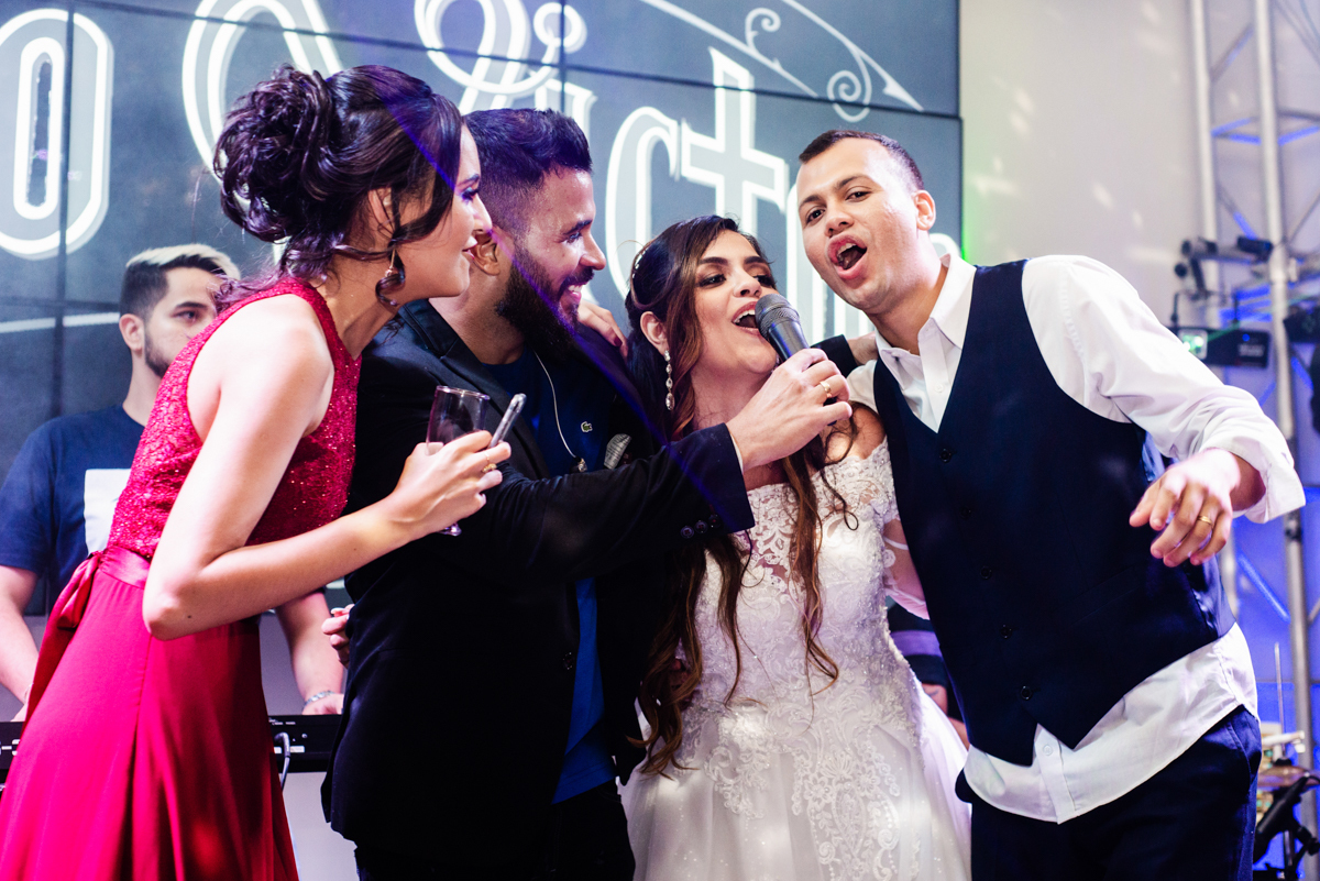 Foto dos noivos e convidados na pista de dança  em festa de casamento realizada no Espaço 277, em Nova Iguaçu, RJ.