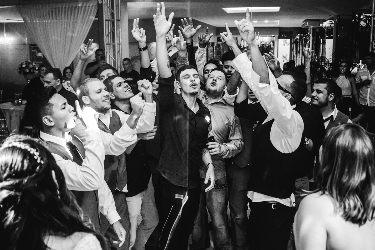 Foto dos noivos e convidados na pista de dança  em festa de casamento realizada no Espaço 277, em Nova Iguaçu, RJ.