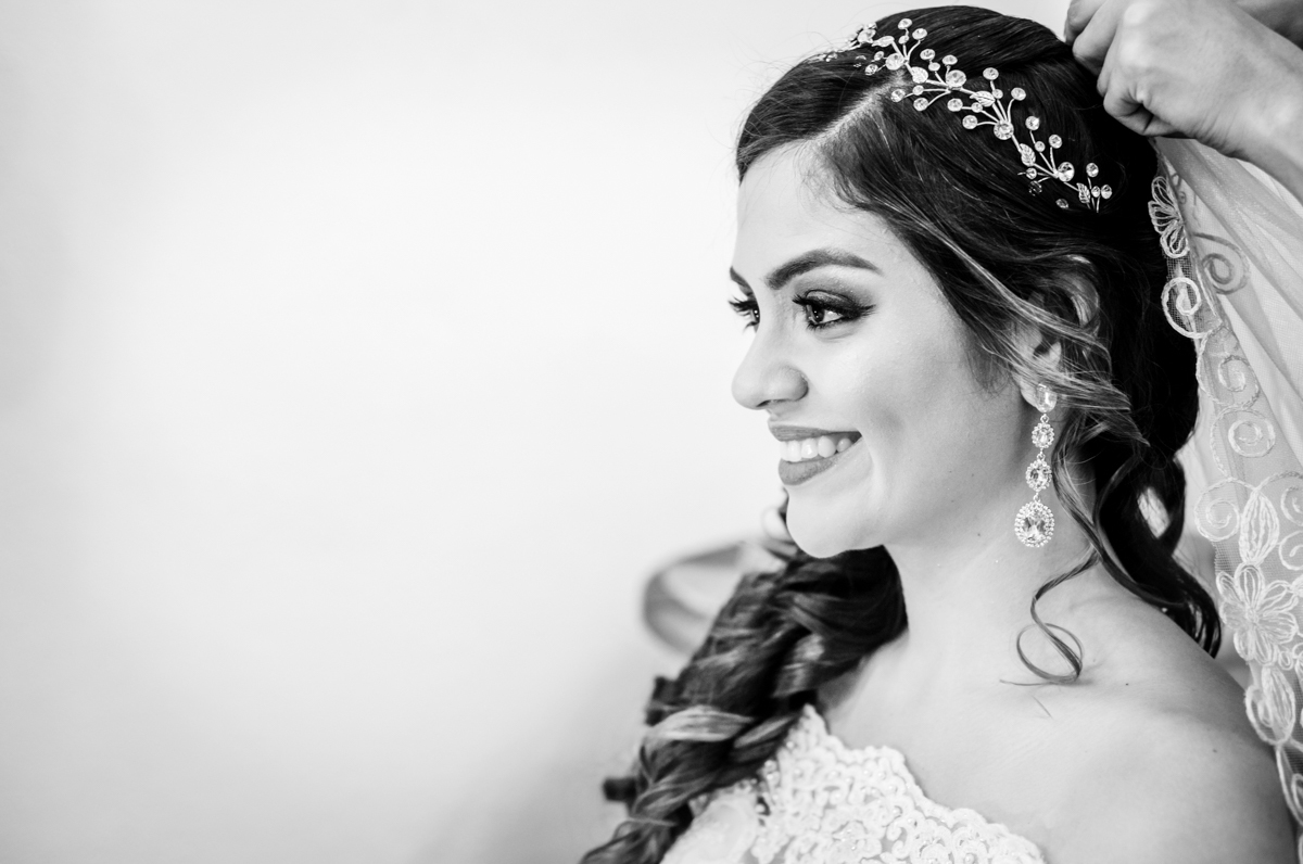 Foto da noiva no Making of realizado no Spa Monique Gracielle Dia da Noiva, em Nova Iguaçu, RJ.