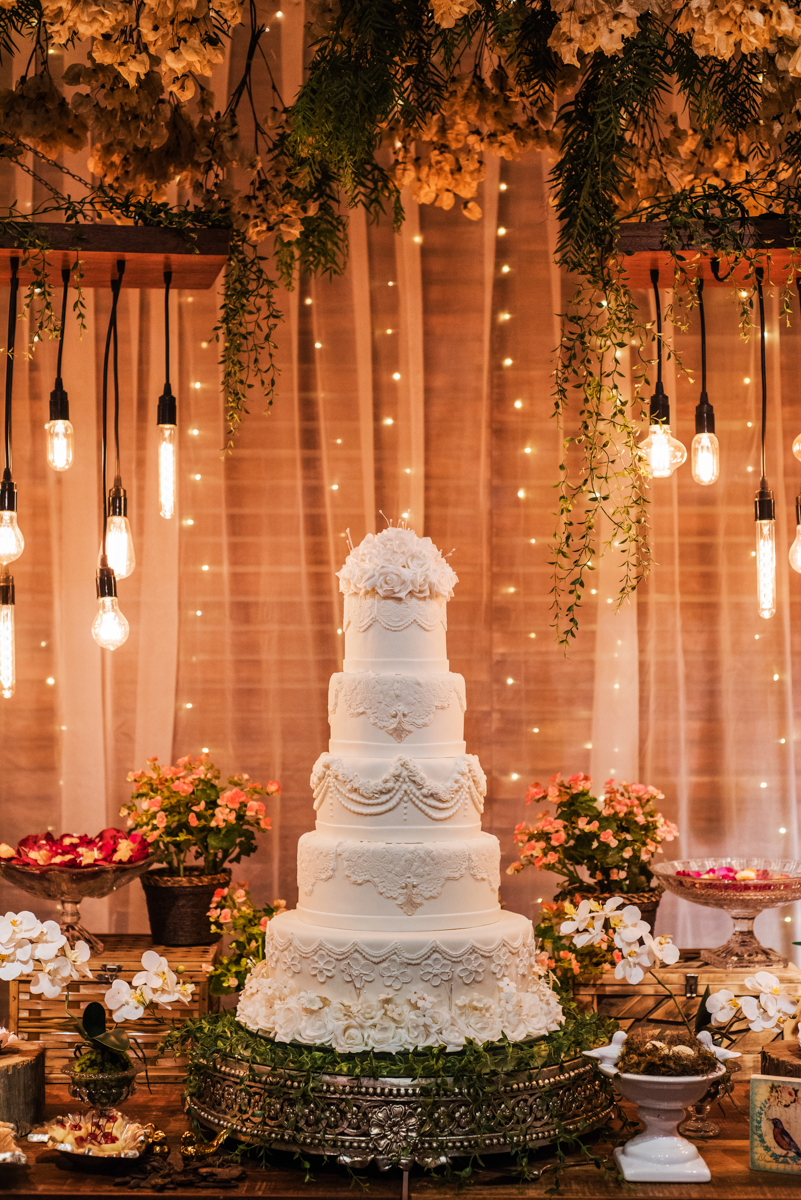Fotografia do bolo na decoração de casamento realizado no Sítio Martins Eventos, em Cosmos, RJ.