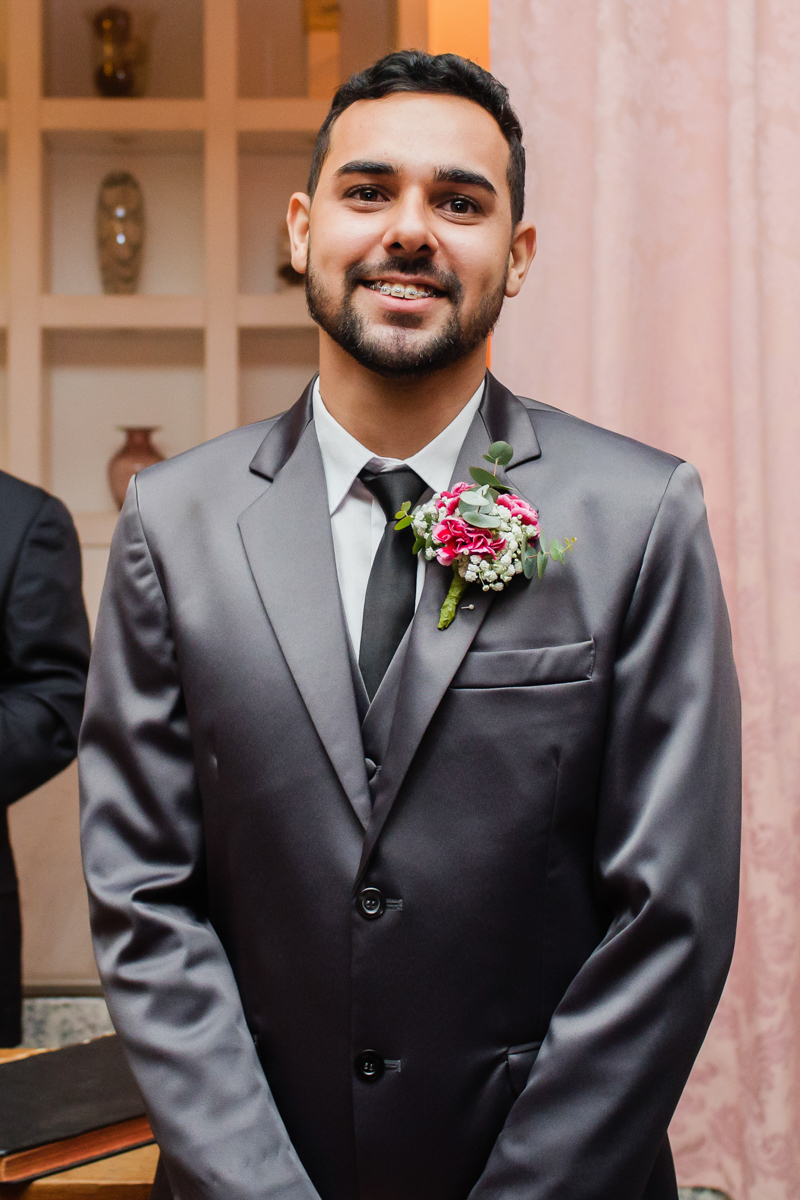 Fotografia do noivo no altar. casamento realizado no Sítio Martins Eventos, em Cosmos, RJ.