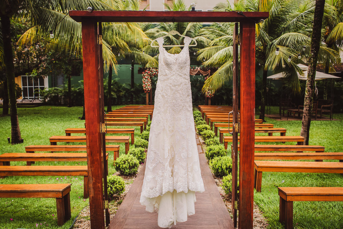Fotografia do vestido de noiva da Isabelle, registrada no making of, realizado no Sítio Martins Eventos, em Cosmos, RJ.