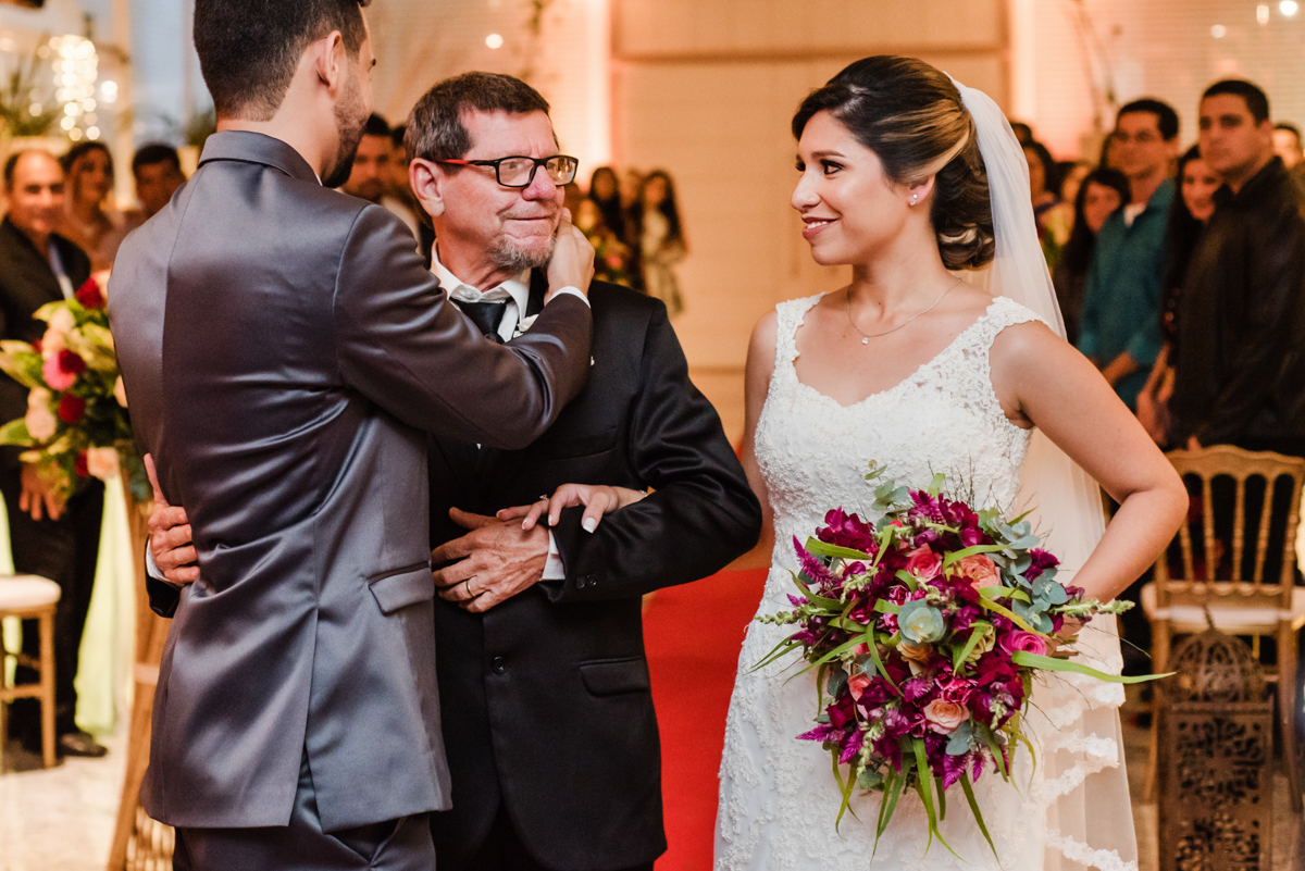 Fotografia da entrada da noiva. casamento realizado no Sítio Martins Eventos, em Cosmos, RJ.