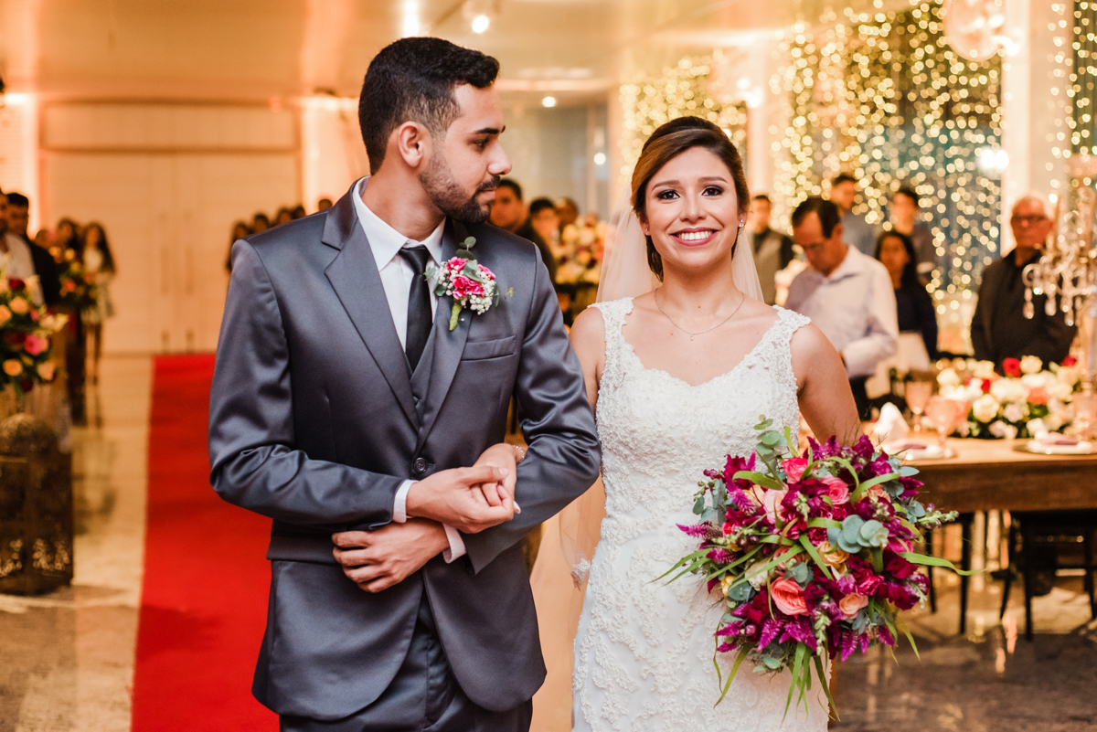Fotografia dos noivos no altar. casamento realizado no Sítio Martins Eventos, em Cosmos, RJ.