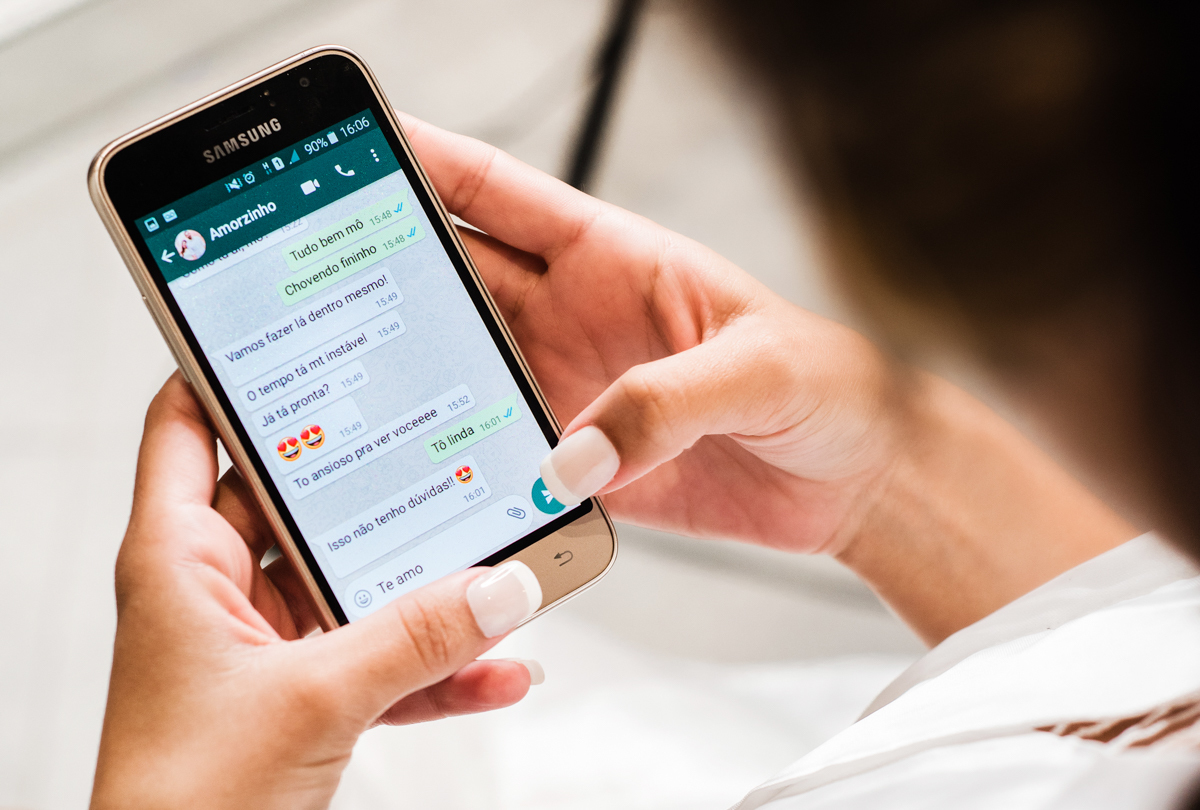 Fotografia de mensagem do noivo Nathan para a noiva Isabelle, registrada no making of, realizado no Sítio Martins Eventos, em Cosmos, RJ.