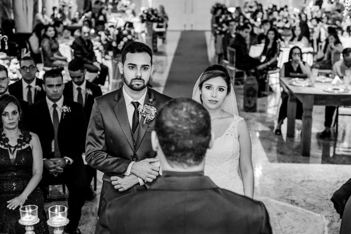 Fotografia dos noivos no altar. casamento realizado no Sítio Martins Eventos, em Cosmos, RJ.