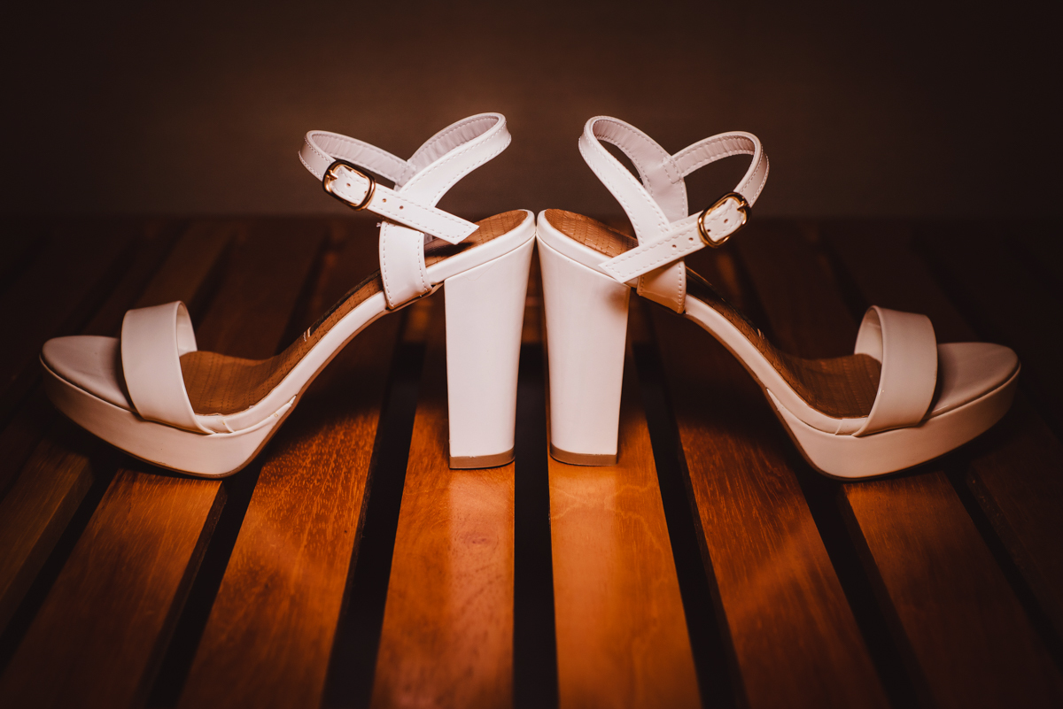 Fotografia do sapato da noiva, registrada no making of da Isabelle, realizado no Sítio Martins Eventos, em Cosmos, RJ.