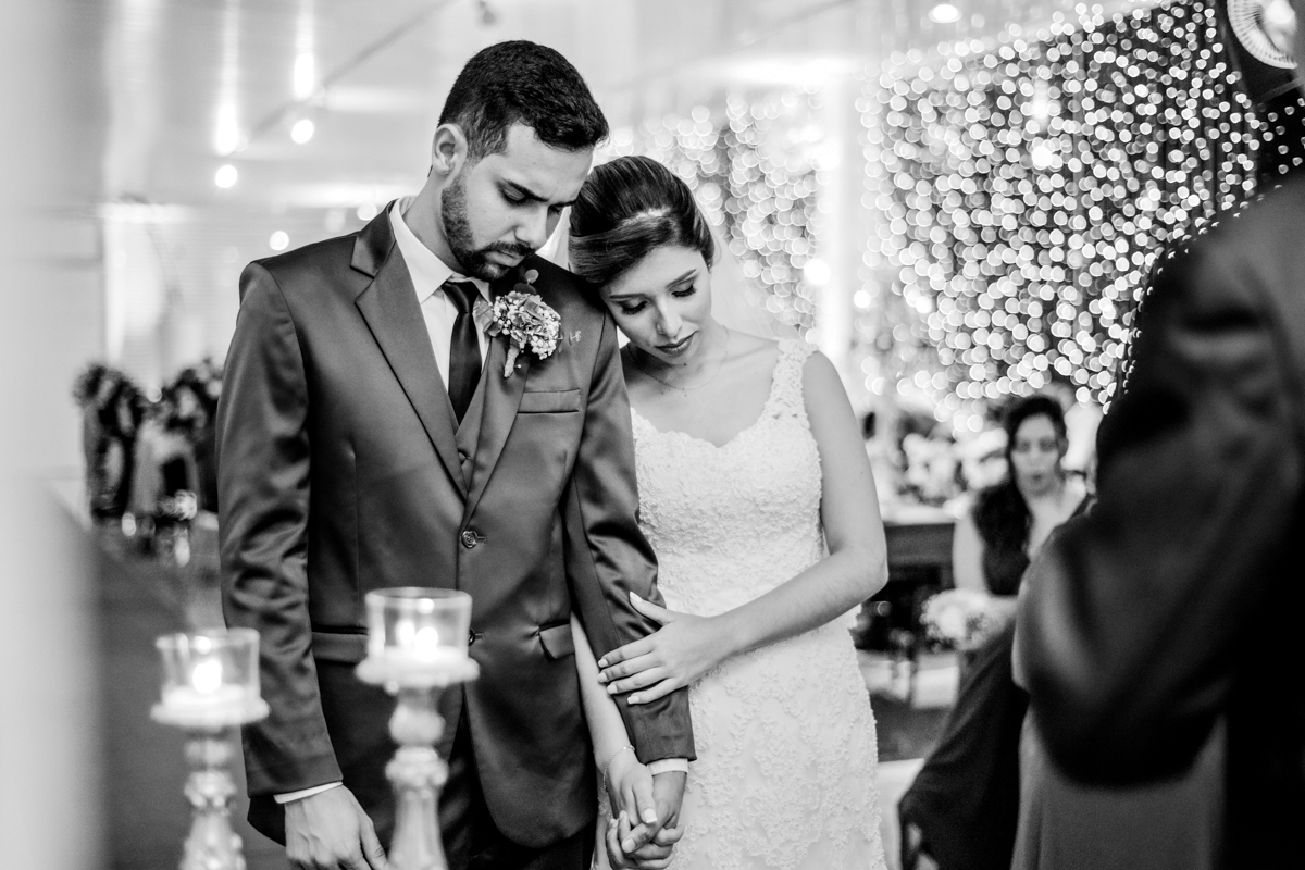 Fotografia dos noivos no altar. casamento realizado no Sítio Martins Eventos, em Cosmos, RJ.