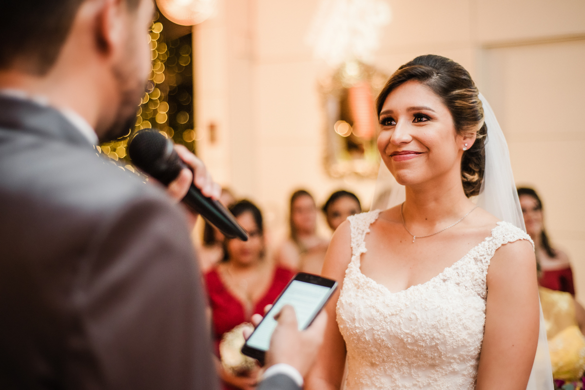 Fotografia dos noivos no altar fazendo os votos de casamento realizado no Sítio Martins Eventos, em Cosmos, RJ.